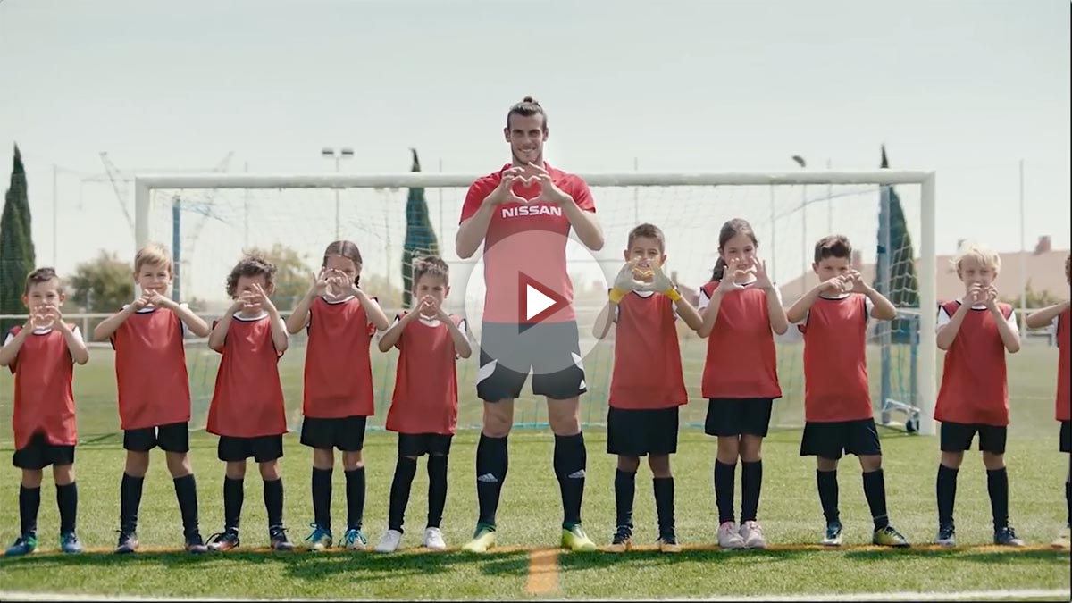 Gareth Bale disfruta con los niños en el rodaje del anuncio.