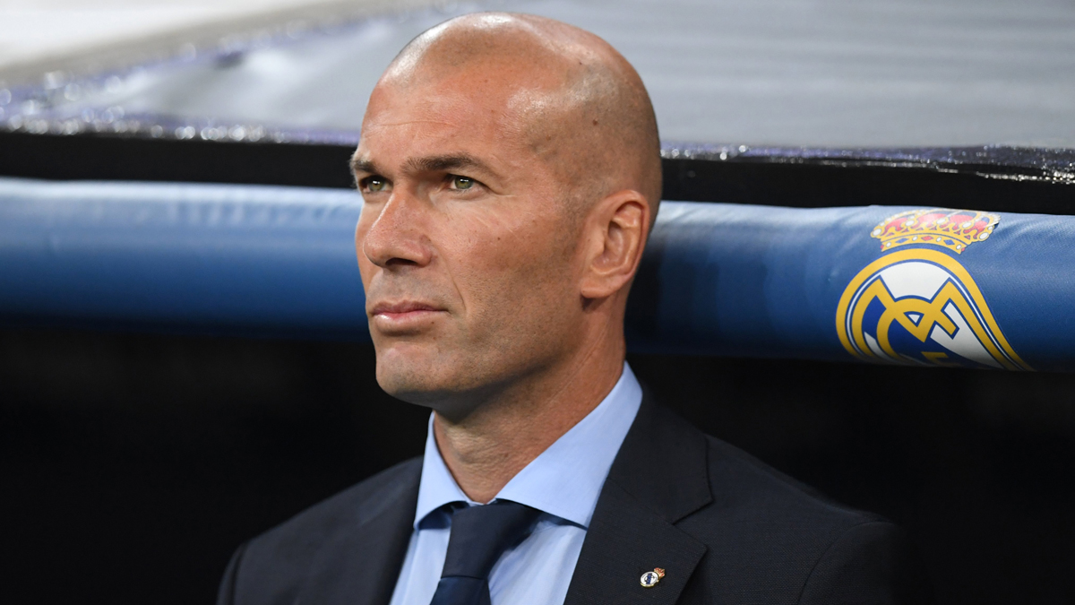 Zidane, de pie en el banquillo del Bernabéu durante el Real Madrid-Apoel (AFP).