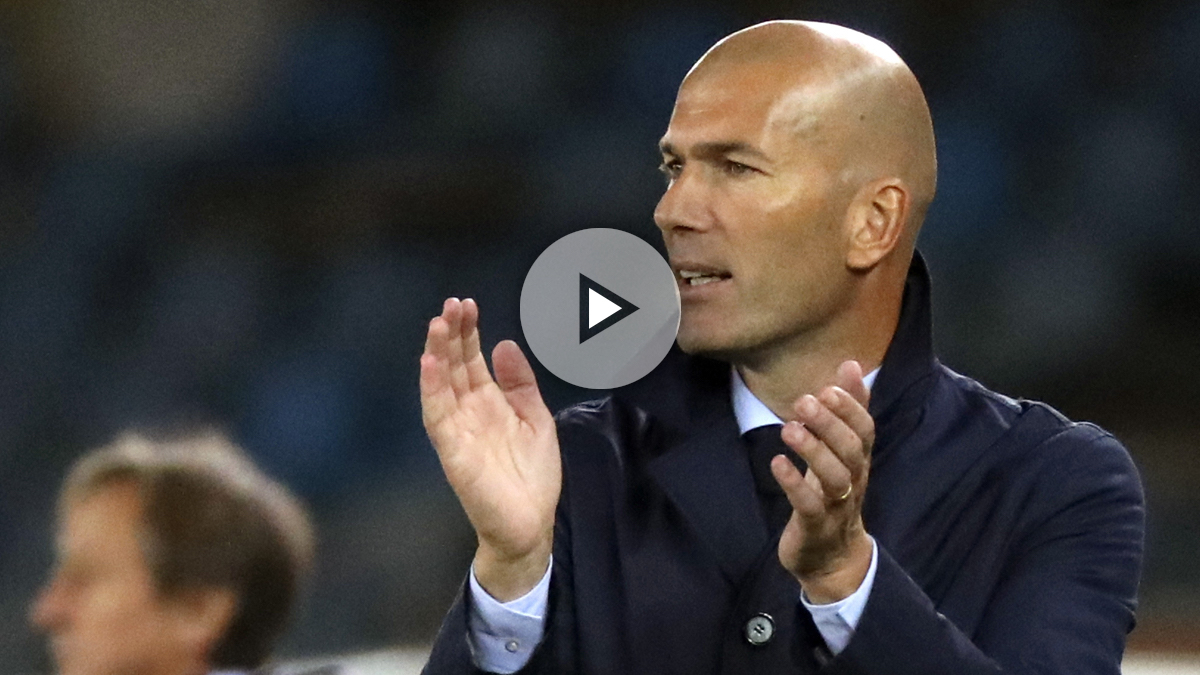 Zidane, aplaudiendo a los suyos durante el Real Sociedad-Real Madrid (EFE).