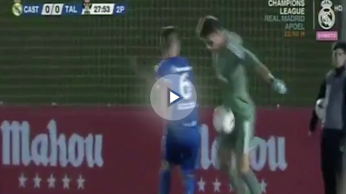 Luca Zidane la pica ante la entrada de un rival.