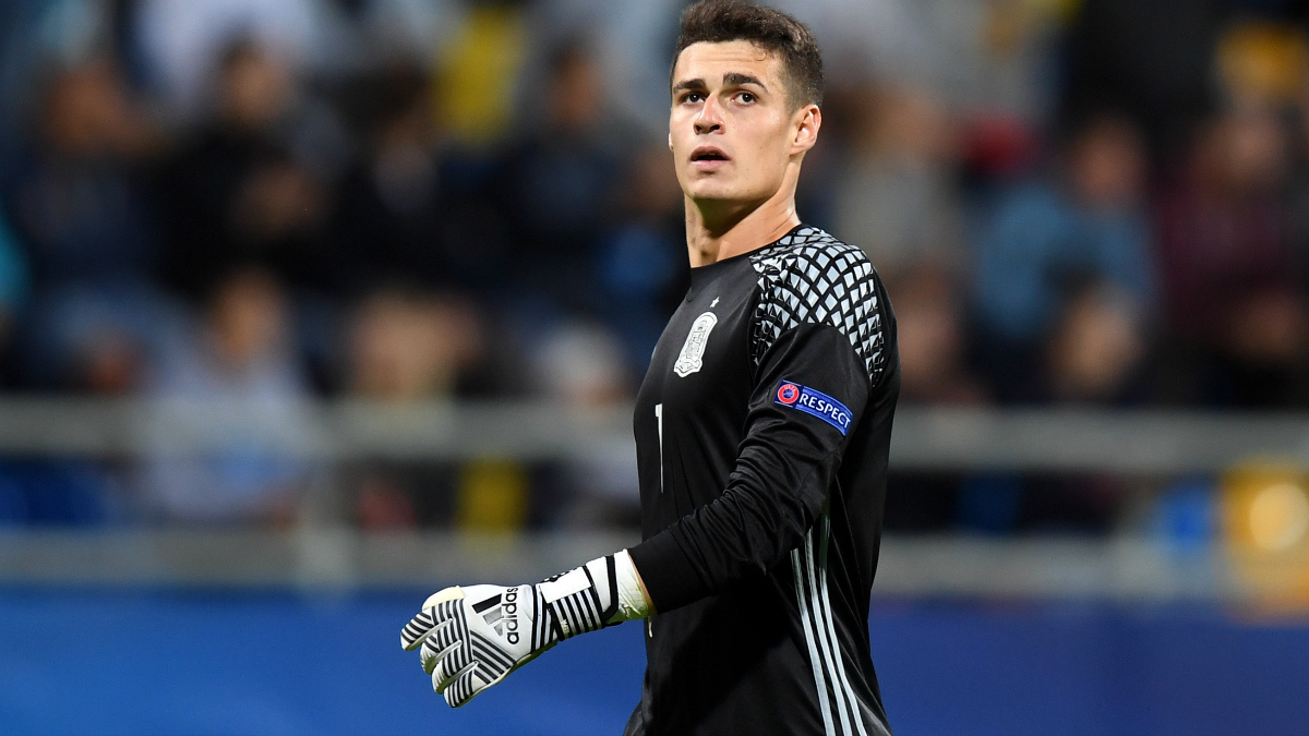 Kepa Arrizabalaga, el portero del Athletic, está llamado a ser uno de los mejores metas del mundo en los próximos años y se da por descontado que es el futuro en la portería de la selección. El jugador anda negociando con el conjunto vasco su renovación pero si esta se acaba produciendo no será un impedimento para el club blanco que podría pagar hasta 60 millones para fichar al portero, posición que es una prioridad ante la edad de Navas y Casilla.