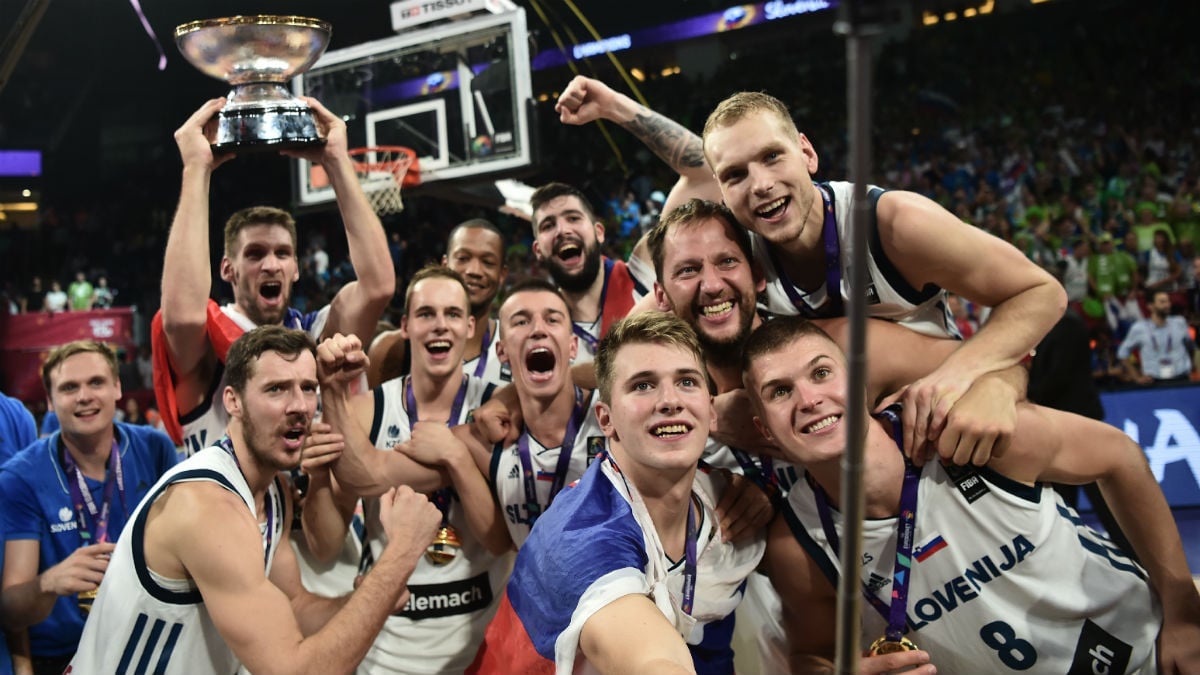 Luka Doncic se hace un selfie con sus compañeros tras ganar el EuroBasket. (AFP)