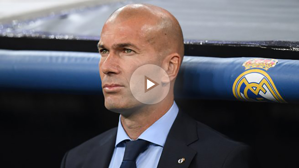 Zidane, de pie en el banquillo del Bernabéu durante el Real Madrid-Apoel (AFP).