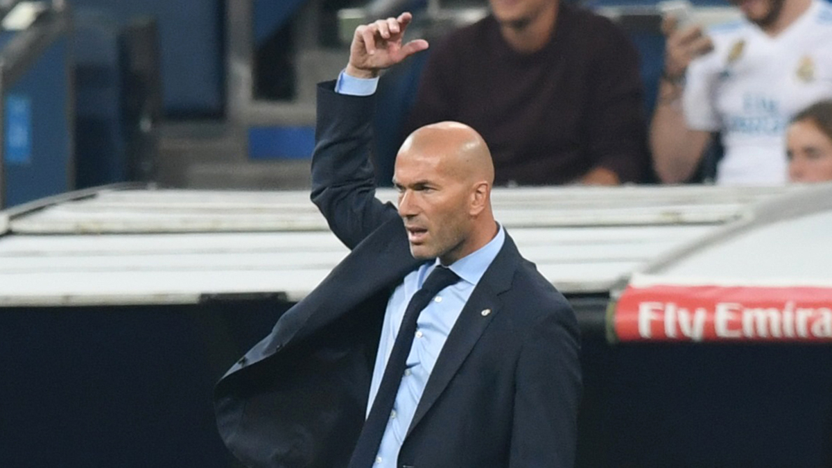 Zidane, haciendo aspavientos en el banquillo durante el partido (AFP).