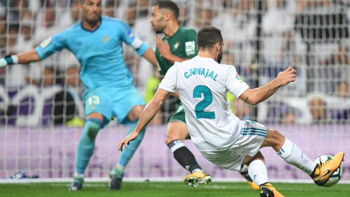 Carvajal en uno de los disparos ante el Betis. (AFP)