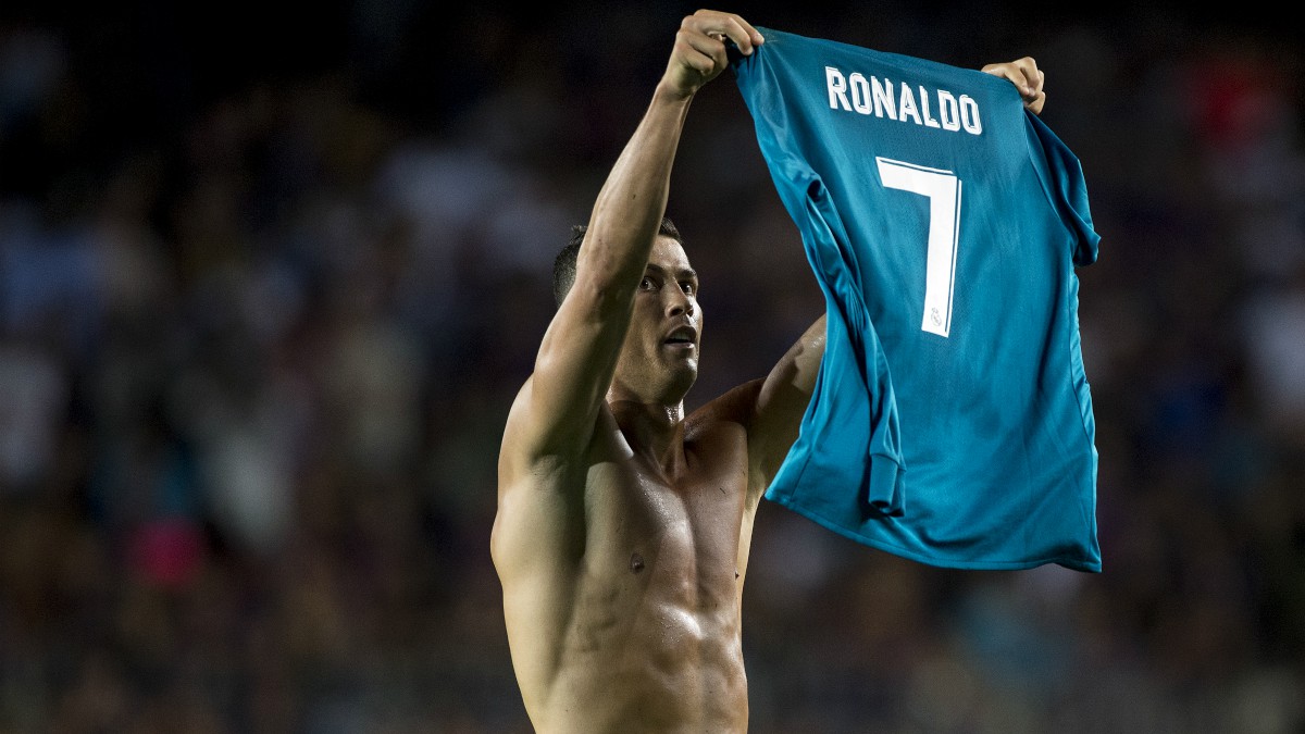 Cristiano Ronaldo celebra su golazo al Barcelona. (AFP)