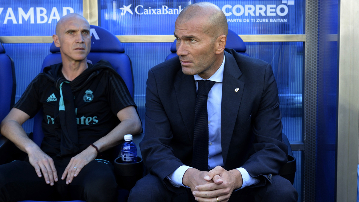 Zidane, en el banquillo de Mendizorroza junto a David Bettoni (EFE).