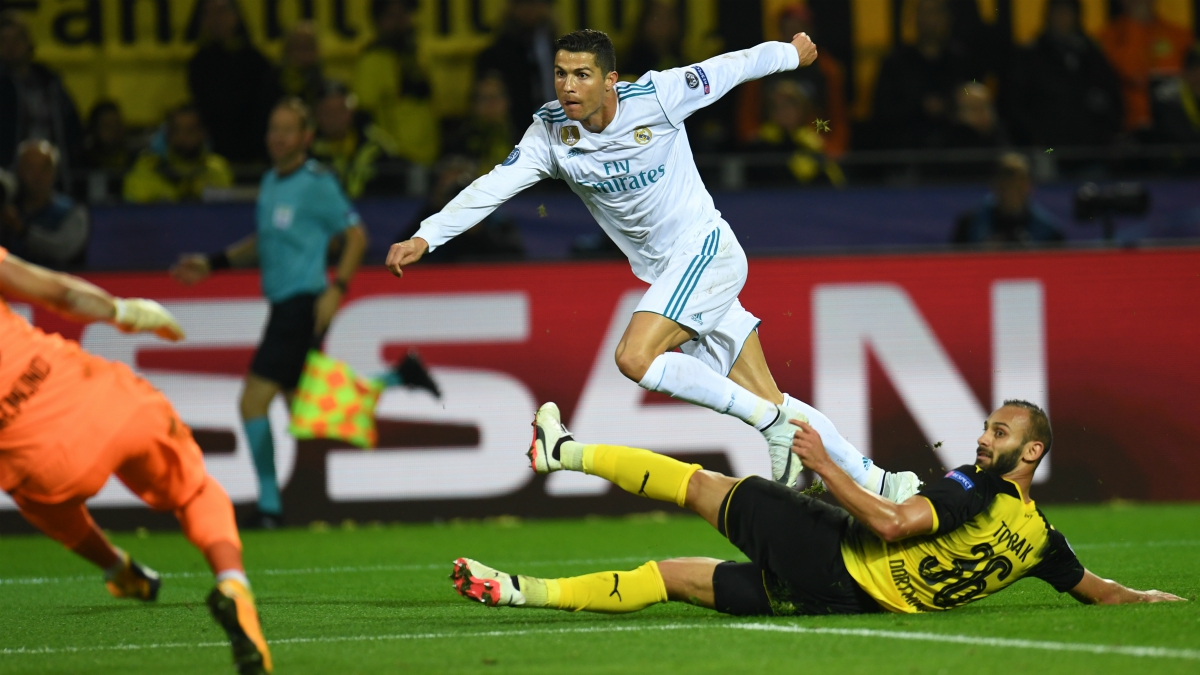 Cristiano mira a portería en su tercer gol. (AFP)