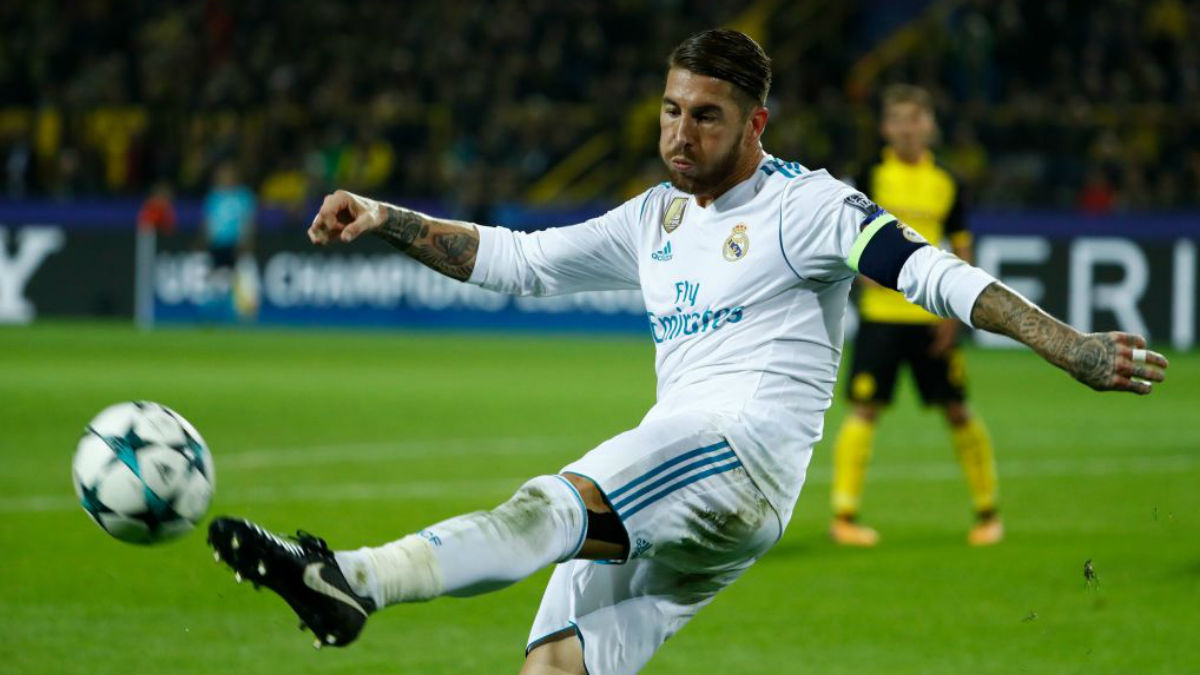 Sergio Ramos despeja un balón, frente al Dortmund (Getty).