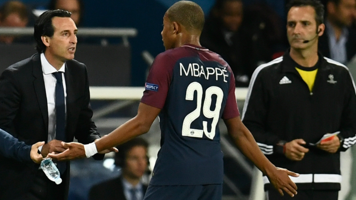 Mbappé habla con Emery durante el PSG-Bayern. (AFP)