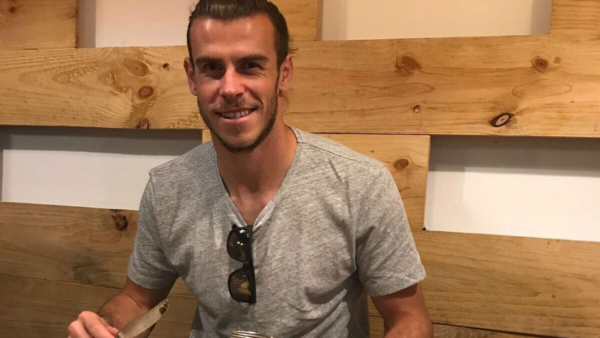 Gareth Bale, sonriente durante una comida. (Instagram)