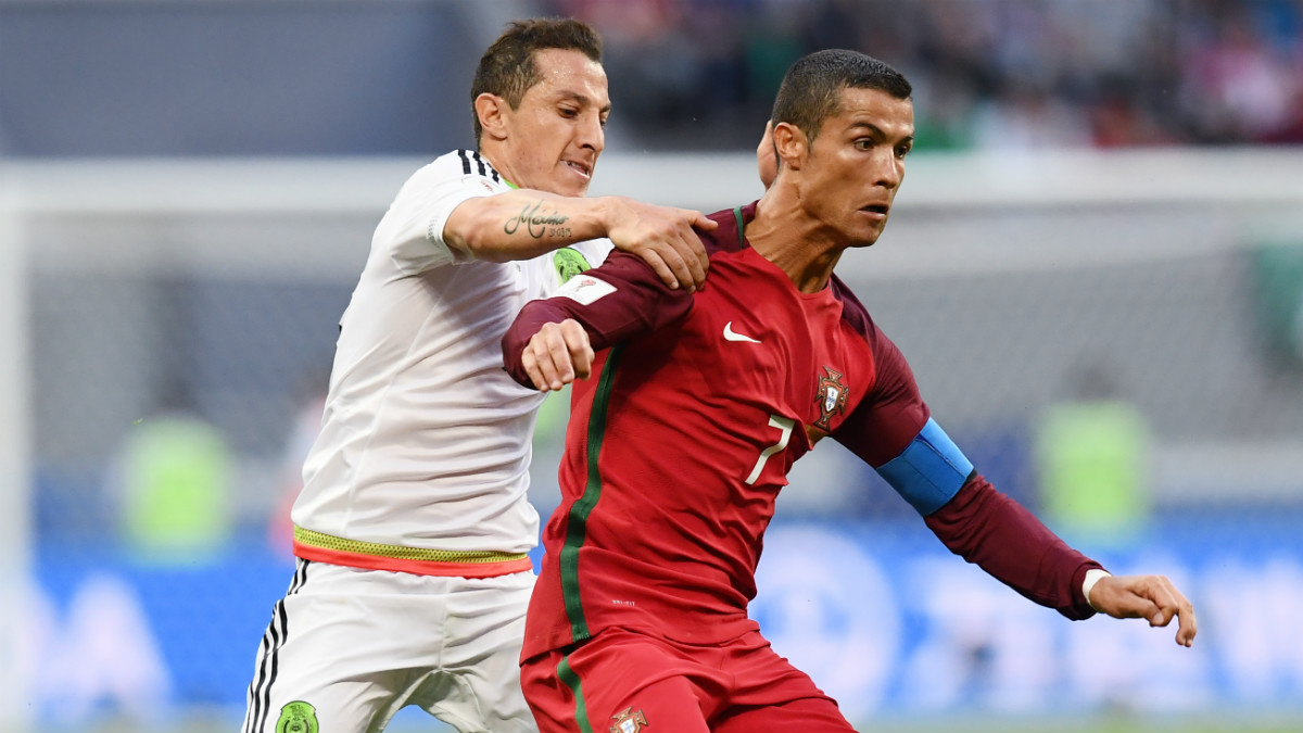 Guardado pugna con Cristiano Ronaldo en la última Copa Confederaciones. (AFP)