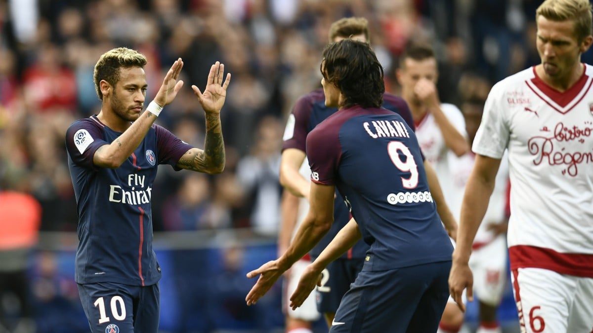 Neymar y Cavani celebran un gol del PSG. (AFP)