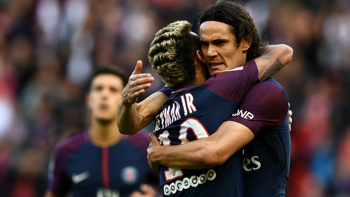 Neymar y Cavani se abrazan tras el gol del brasileño. (AFP)