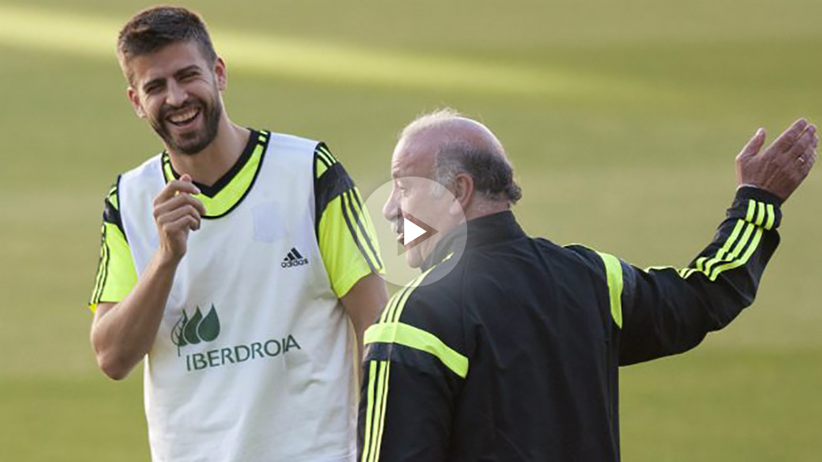 Del Bosque, junto a Piqué en un entrenamiento. (Getty)