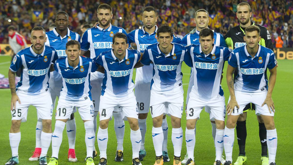 Los jugadores del Espanyol posan en una visita reciente al Camp Nou.