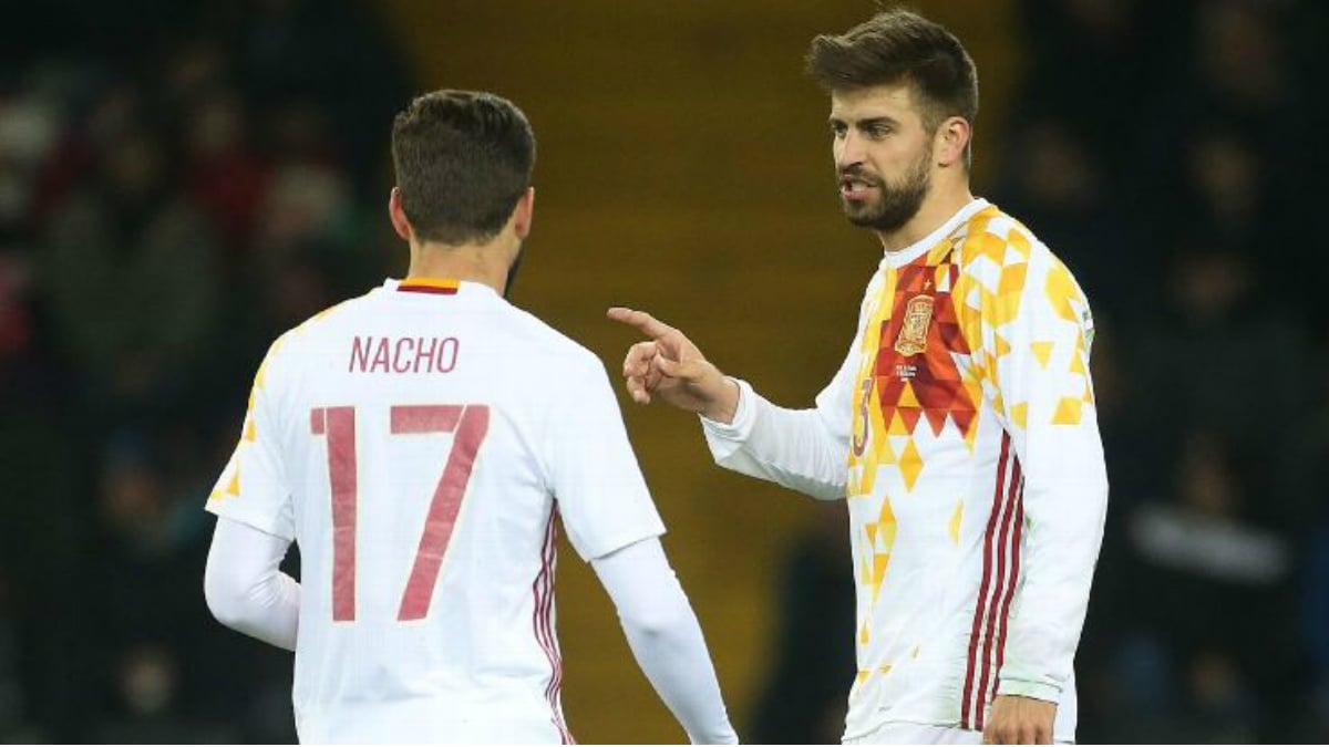 Gerard Piqué y Nacho dialogan airadamente con la selección.