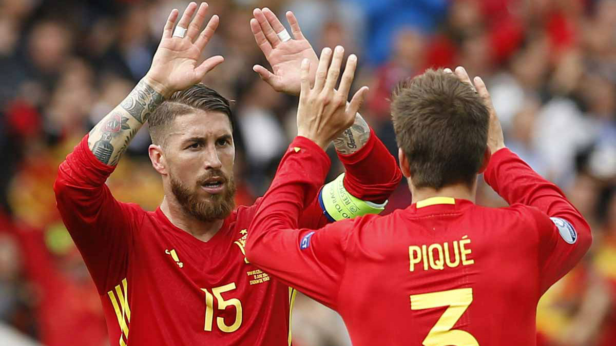 Sergio Ramos y Piqué chocan las manos en un partido de la selección española.