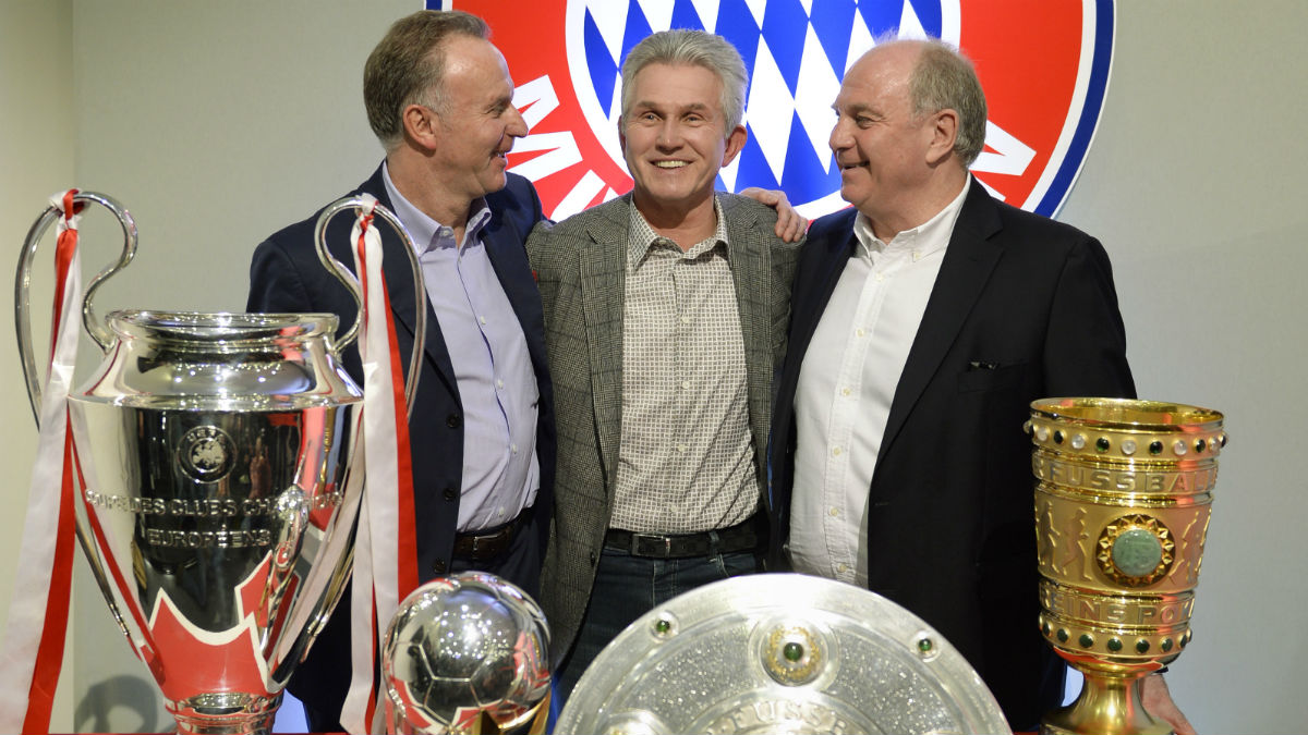 Juup Heynckes posa con los trofeos cosechados en su última temporada con el Bayern. (AFP)