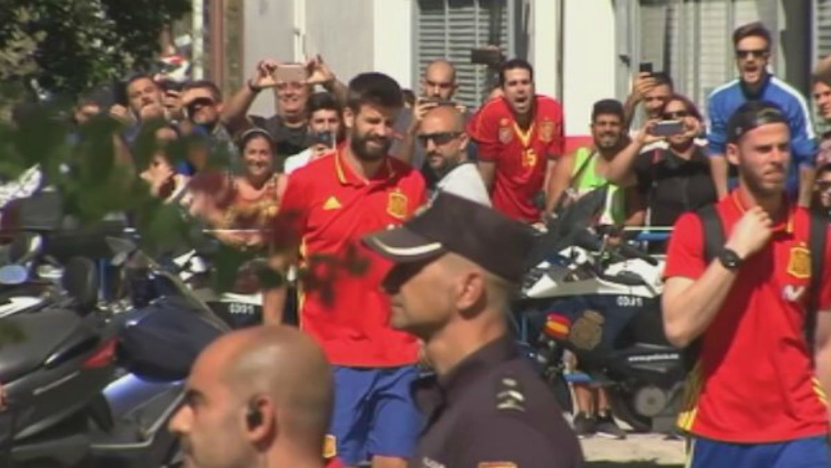 Abucheos para Piqué a la llegada de la selección a Alicante