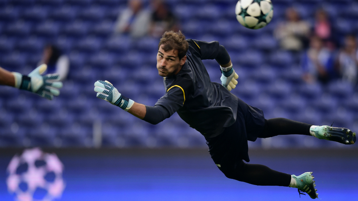 Iker Casillas, en un calentamiento reciente en un partido de Champions. (AFP)