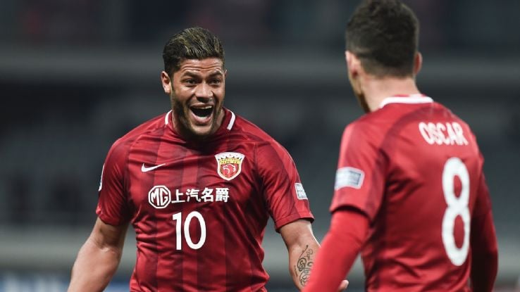 Hulk y Oscar, celebrando un gol con el Shanghai (AFP).