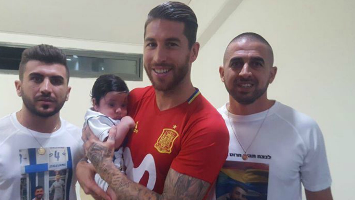 Sergio Ramos junto al pequeno Ramos y su familia. (Twitter)