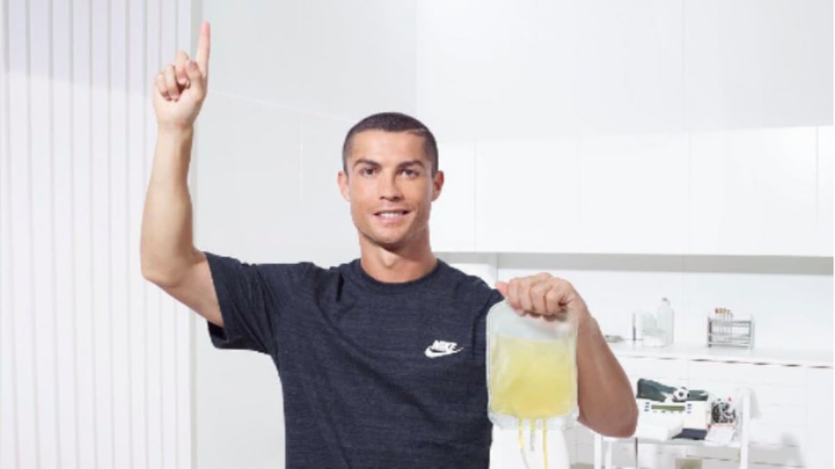 Cristiano Ronaldo posa con su donación de plasma.