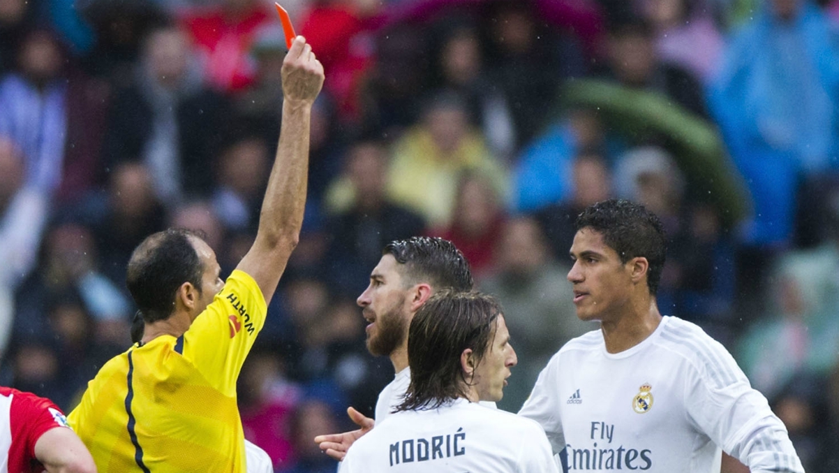 Álvarez Izquierdo expulsó por primera vez en su carrera a Varane. (Getty Images)