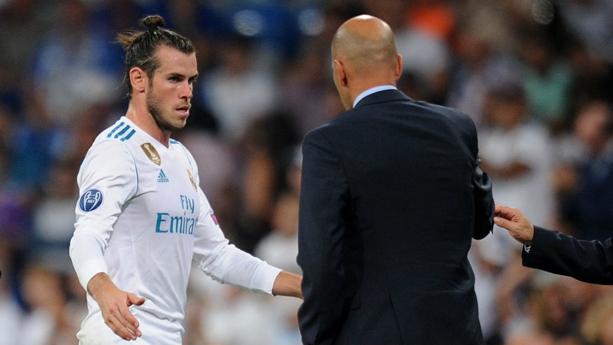 Gareth Bale saluda a Zidane tras ser sustituido ante el Apoel. (Getty)