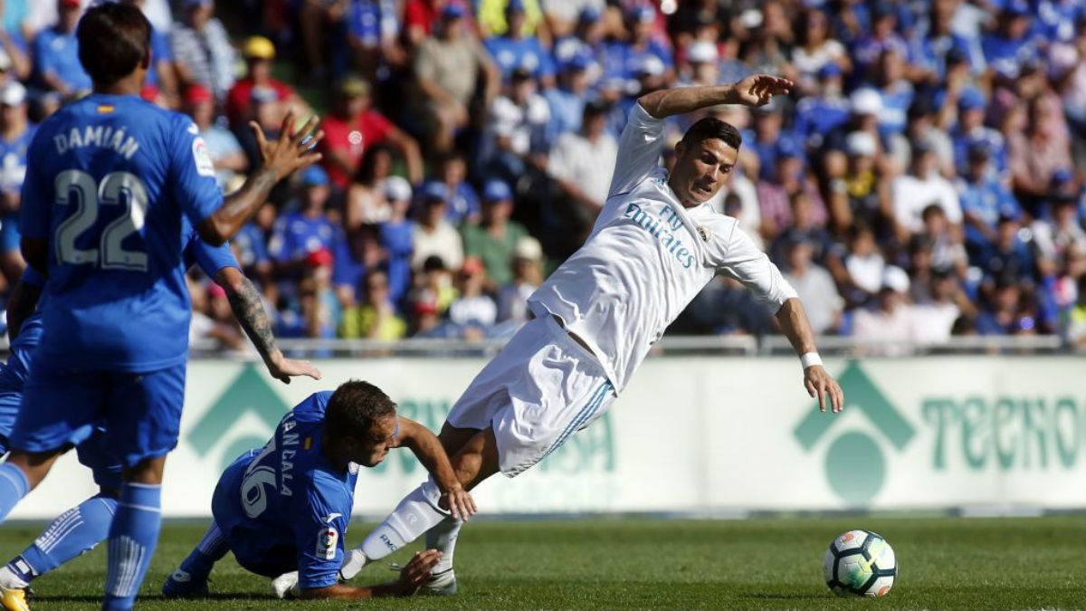 Cristiano recibe una falta de Cala en el Getafe-Real Madrid (Getty).