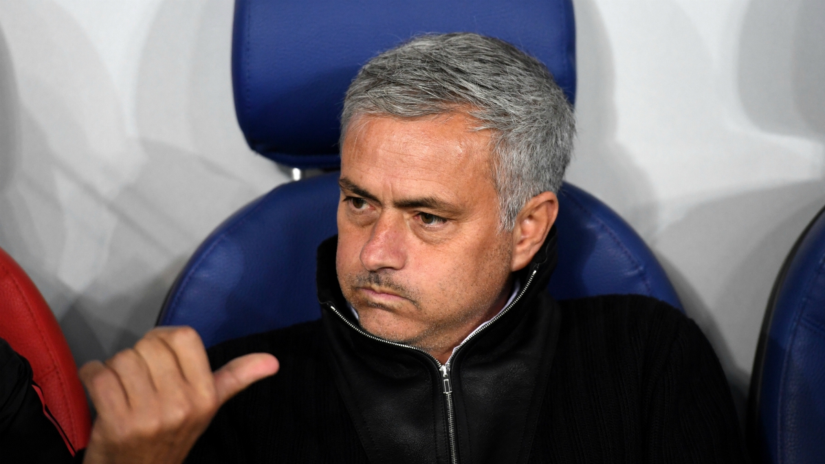 Mourinho, pensativo durante uno de los últimos partidos del Manchester United. (AFP)