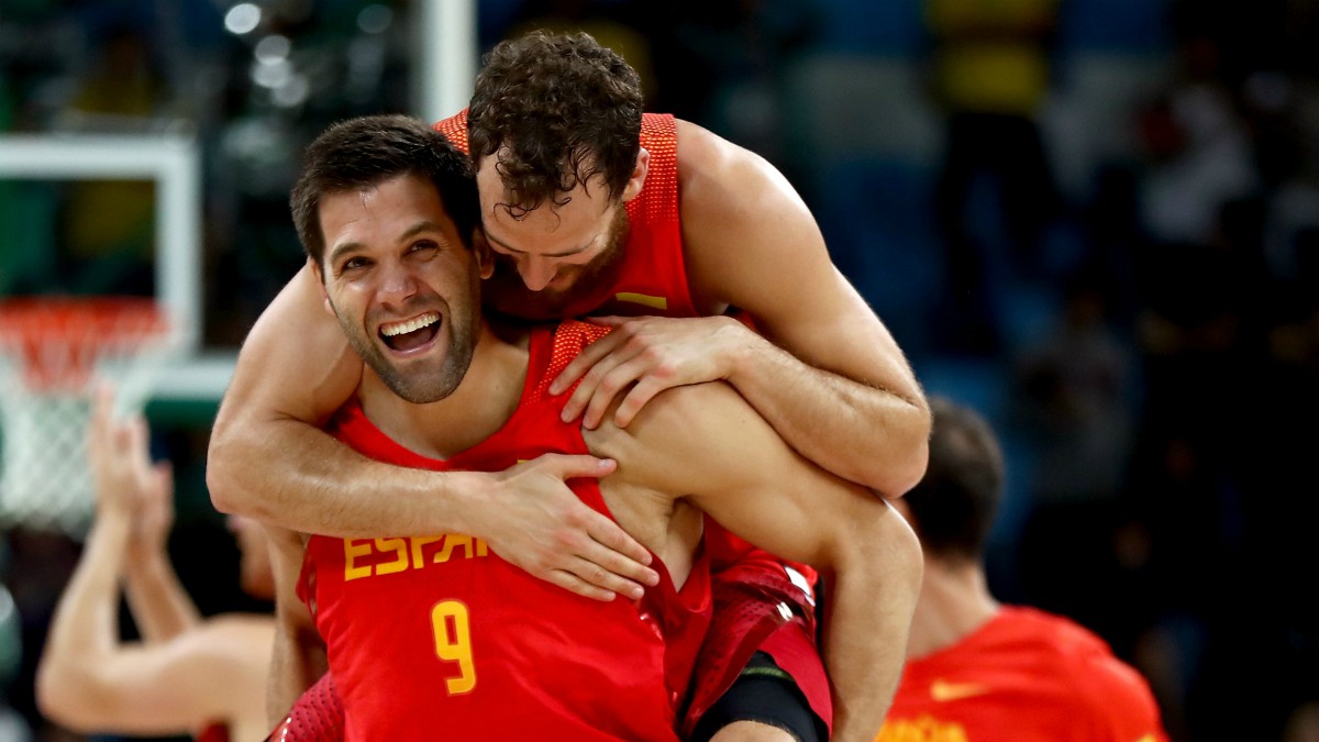 Felipe Reyes celebra junto a Sergio Rodríguez la medalla de bronce de España. (Getty)
