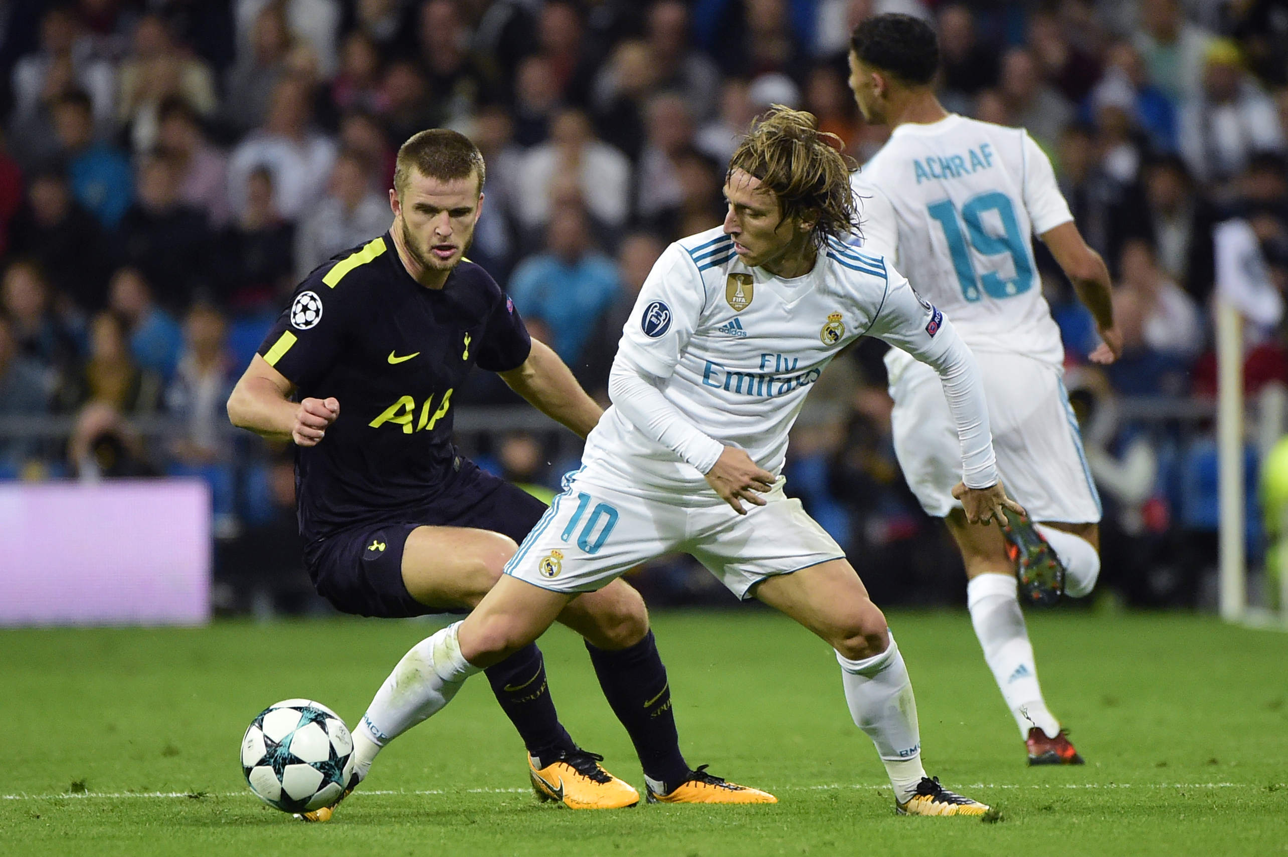 Modric y Dier pelean por un balón. (AFP)