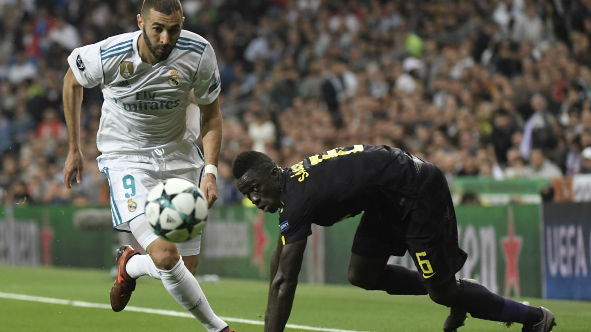 Benzema disputa un balón con Aurier. (AFP)