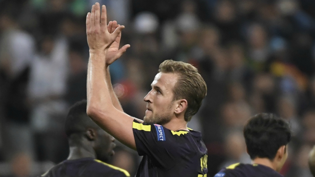 Harry Kane aplaude a los aficionados del Tottenham desplazados al Bernabéu. (AFP)