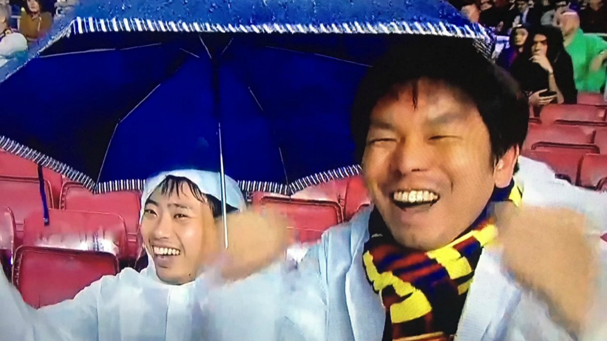 Los aficionados del Barcelona, ‘celebrando’ la expulsión de Piqué.