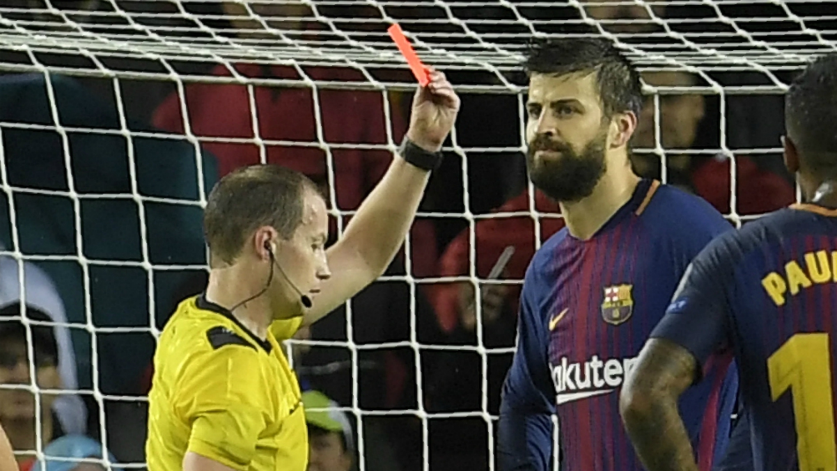 Collum enseña la roja a Piqué ante su cara de sorpresa. (AFP)