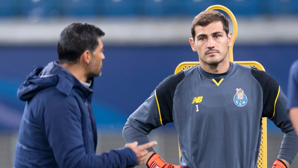 Casillas, atendiendo al entrenador del Oporto (Getty).