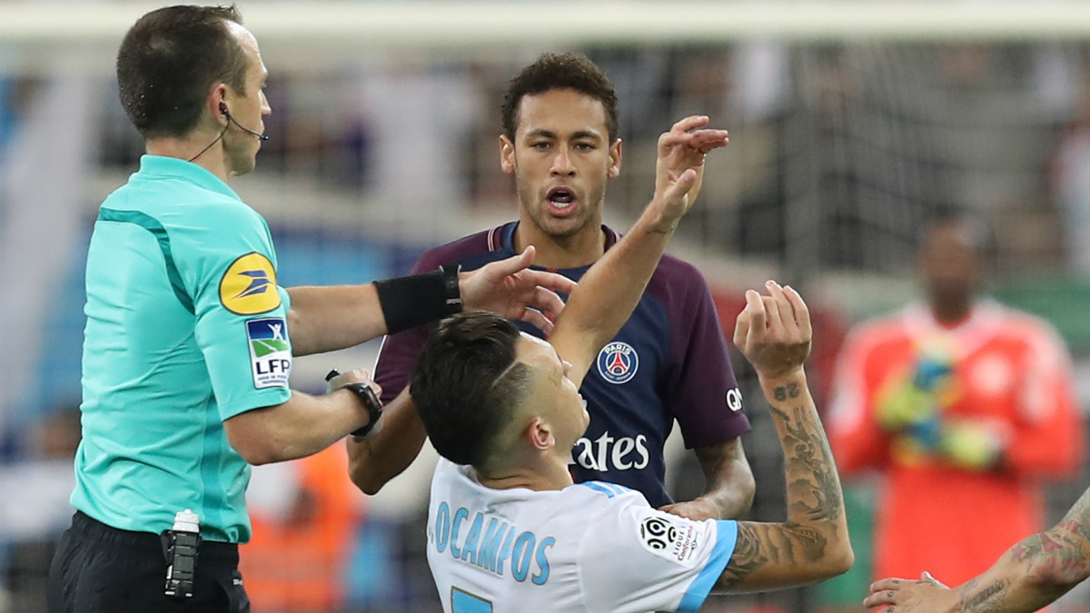 Neymar, tras encararse con Ocampos. (AFP)