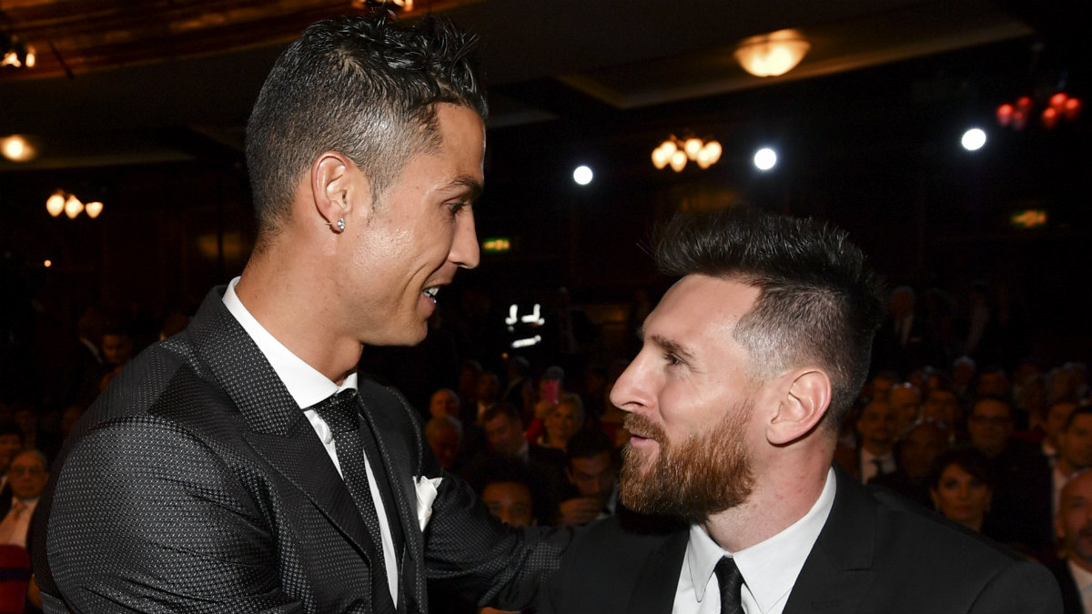 Cristiano Ronaldo y Messi se saludan en la gala del The Best. (AFP)