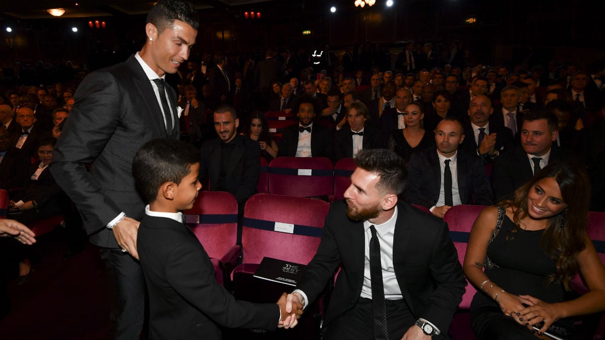 Cristiano Jr. saluda a Leo Messi. (AFP)