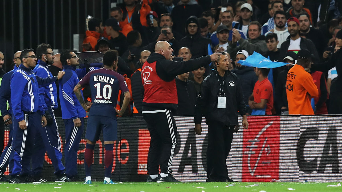 Neymar, escoltado por la seguridad del Olympique antes de lanzar un córner. (AFP)