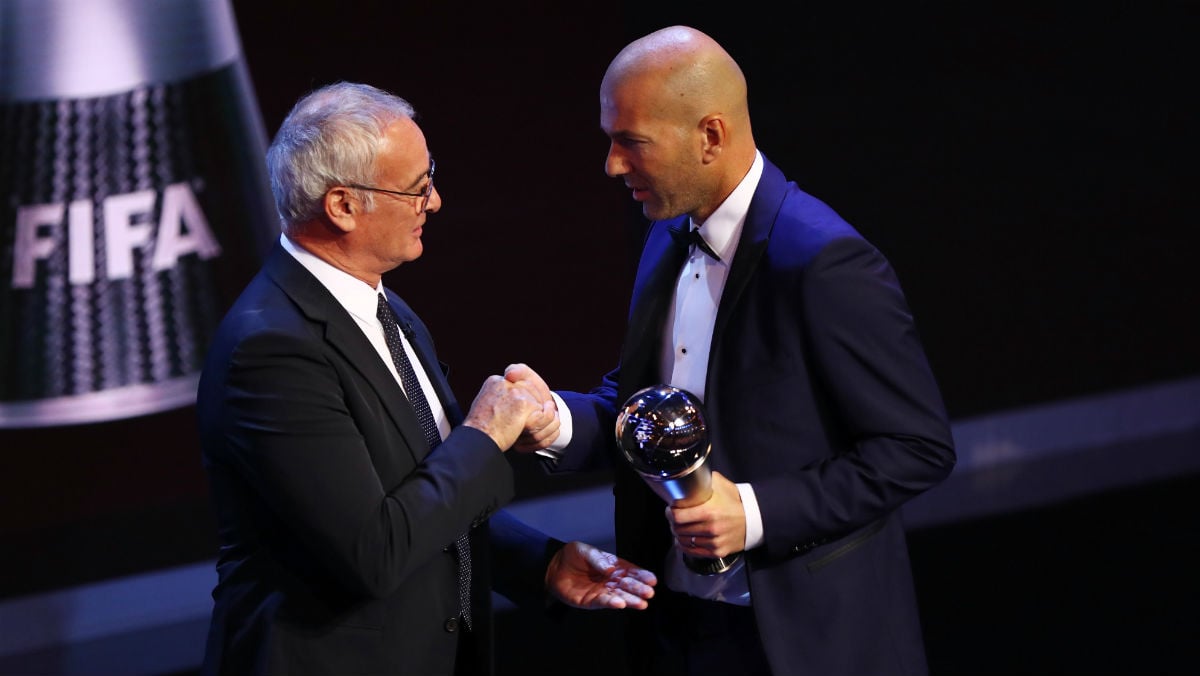 Zidane saluda a Ranieri tras ganar el premio The Best.