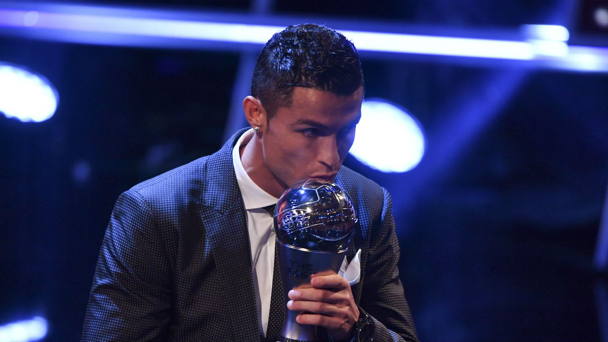 Cristiano Ronaldo posa con el trofeo The Best. (AFP)