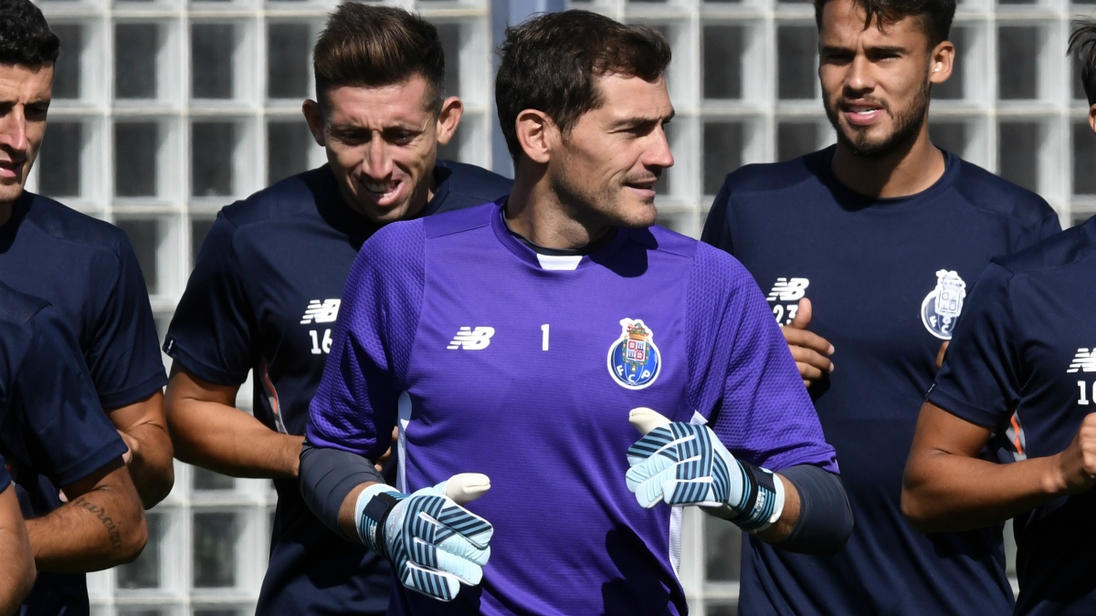 Iker Casillas durante un entrenamiento con el Porto. (AFP)