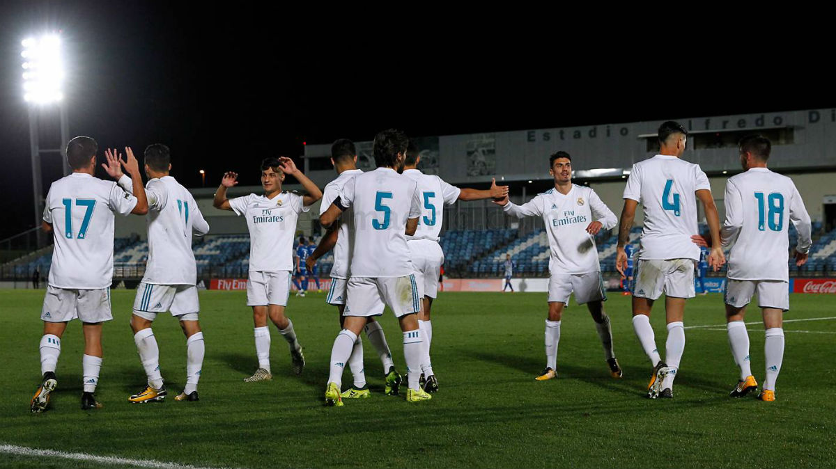 Los jugadores del Castilla celebran un gol.