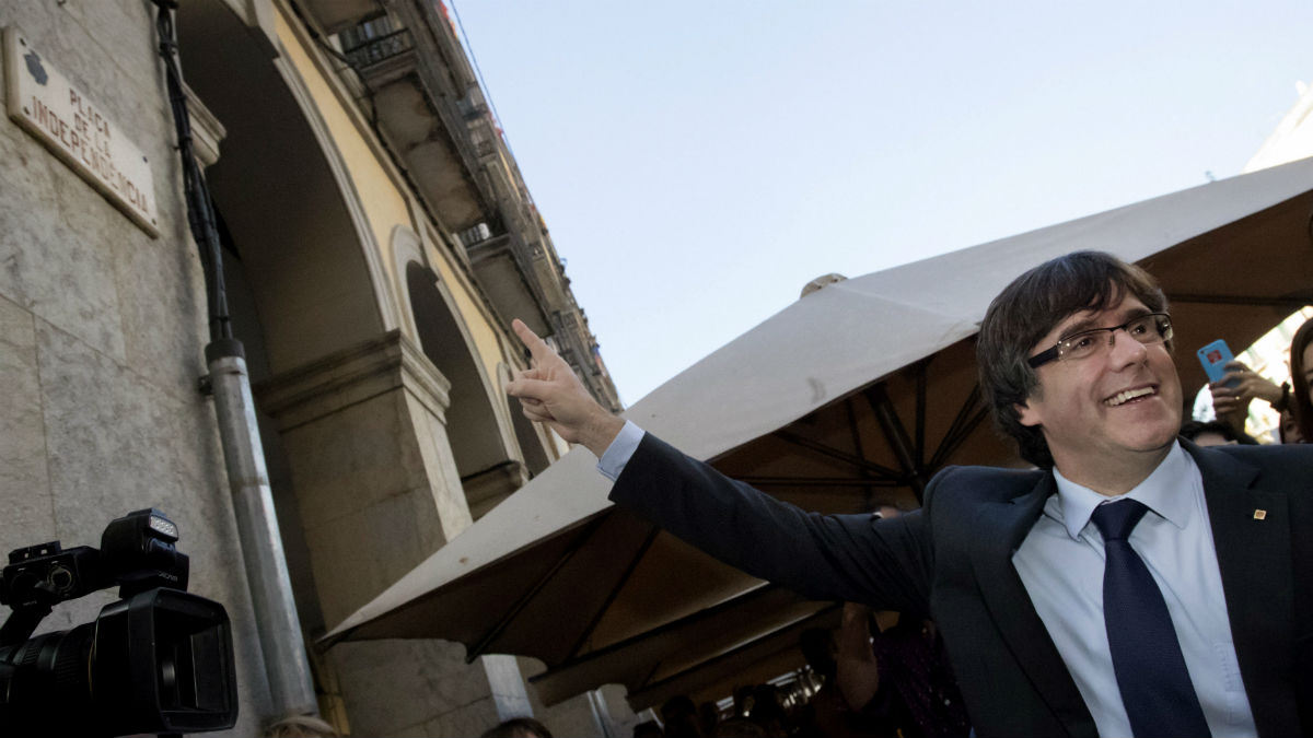 Puigdemont, sonriente por las calles de Girona. (EFE)