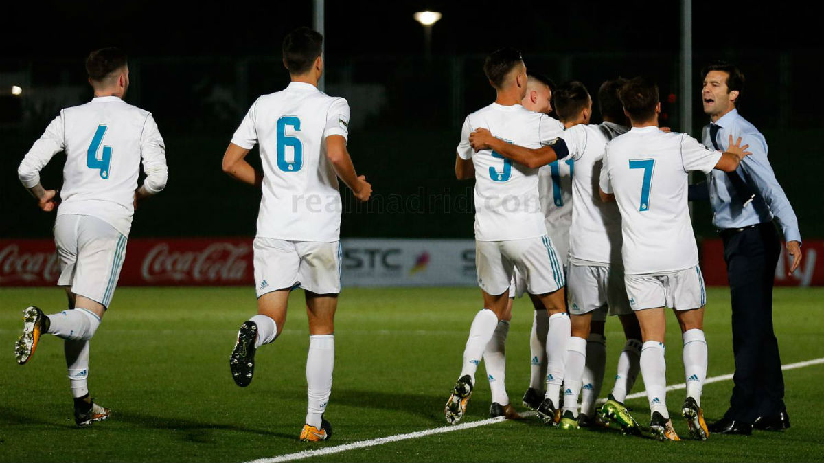 El Castilla celebra un gol con Solari. (Realmadrid.com)