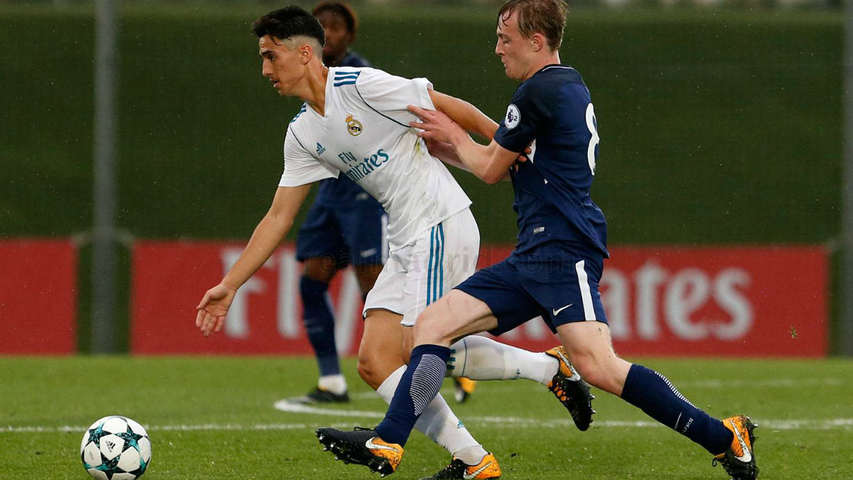 Martín Calderón pelea un balón ante el Tottenham. (Realmadrid.com)